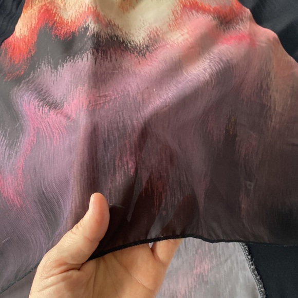 Beautiful blouse with translucent panels in the front and back. Light and airy. - Picture 3 of 3